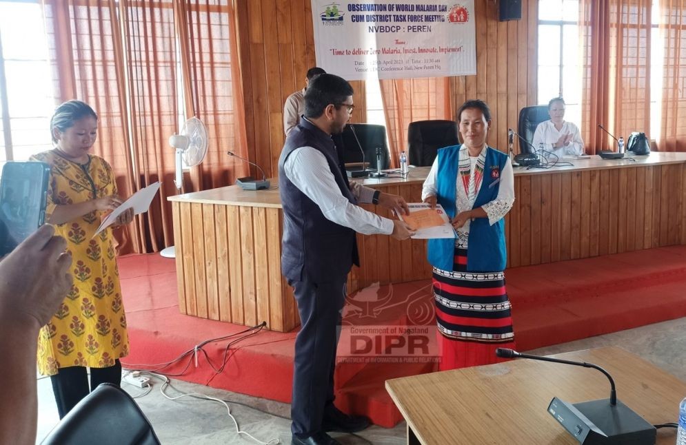 Dc Peren Vineet Kumar felicitating an ASHA worker on the occasion of World Malaria Day at DC’s Conference Hall, Peren on April 25. (DIPR Photo)